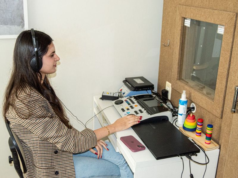 Cabine de audiometria – Grupo Silvana Frota Audiologia